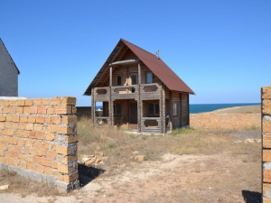 Продам  дачный дом недострой в п. Черноморское, 100 м. от моря