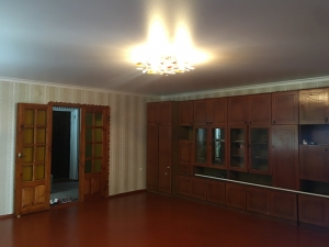 Продается 5-комн. квартира на земле в центре п. Черноморское