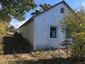 Продается дом старой постройки на участке 33 сотки в центре села Оленевка