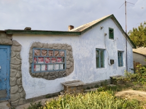 Продается дом старой постройки в центре села Окуневка