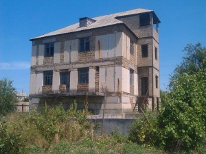 Продается дом и недострой на участке 14 соток в п. Черноморское.