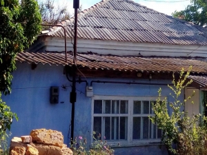 Продается дом в самом центре пгт. Черноморское, общая площадь 51 м.кв.